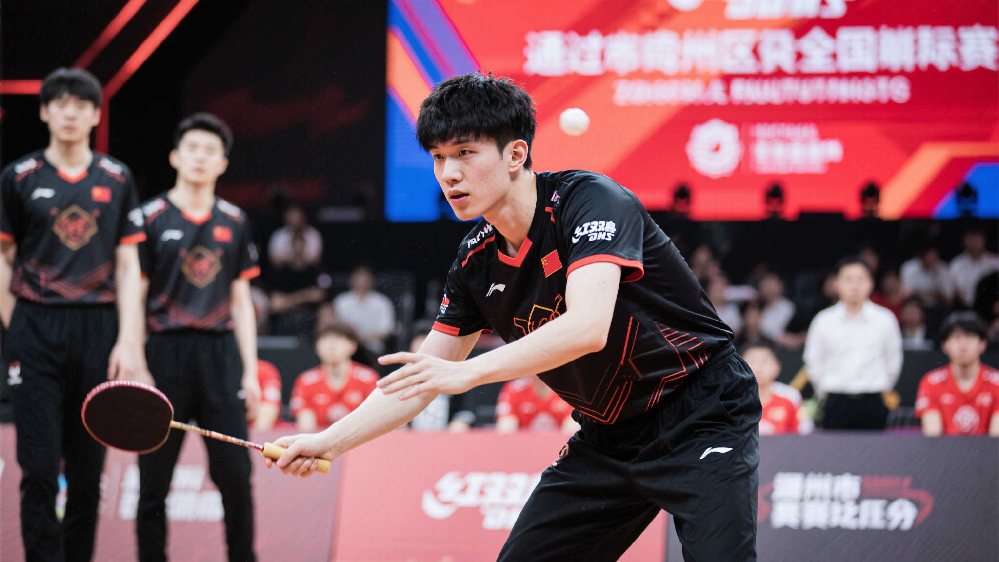 通过多场角逐，他面对来自全国各省市队伍的强劲对手，